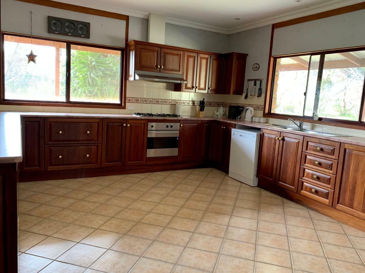 Bee'S Place - 3 Bedroom Home On 10 Acres Of Land With Distant Ocean Views Emu Bay エクステリア 写真